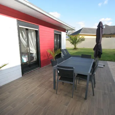 Quaint Chalet With Private Pool In Lesneven *