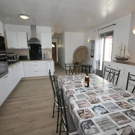 Quaint Chalet With Private Pool In Lesneven *
